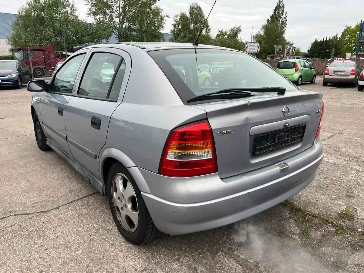 Używany Opel Astra 2000 Srebrny Sedan/Limuzyna