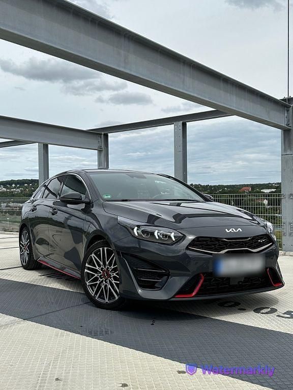 Grau Gebraucht 2022 Kia ProCeed GT Kleinwagen | 24.500 € (Guter Preis) - Bild 1/4