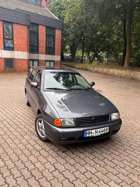 Grau Gebraucht 1997 VW Polo Classicline Limousine | 1.600 € (Fairer Preis) - Bild 1/4