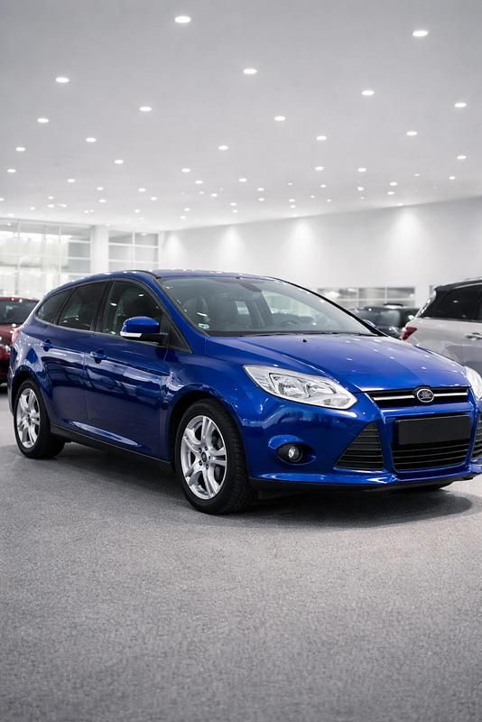 Blau Gebraucht 2015 Ford Focus Trend Kombi | 5.900 € (Fairer Preis) - Bild 1/4