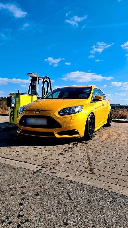Gebraucht Ford Focus ST 250 PS (183 kW) 2013 Gelb Limousine