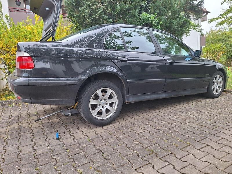 Schwarz Gebraucht 1997 BMW 528 Limousine | 2.400 € - Bild 1/4
