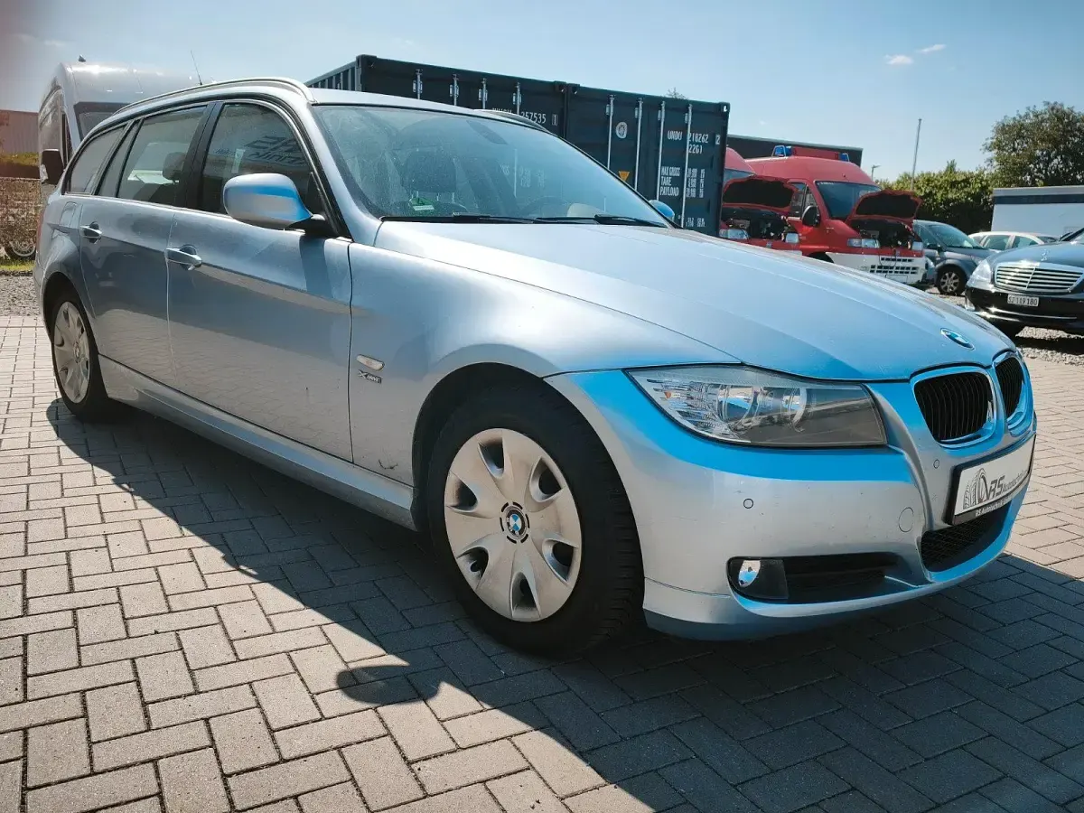 Gebraucht BMW 320 184 PS (135 kW) 2011 Blau Kombi