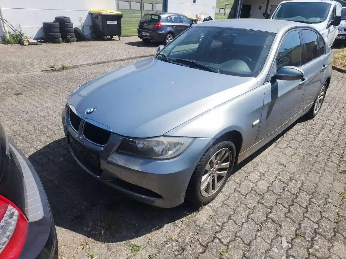 Gebraucht BMW 318 129 PS (94 kW) 2005 Silber Limousine