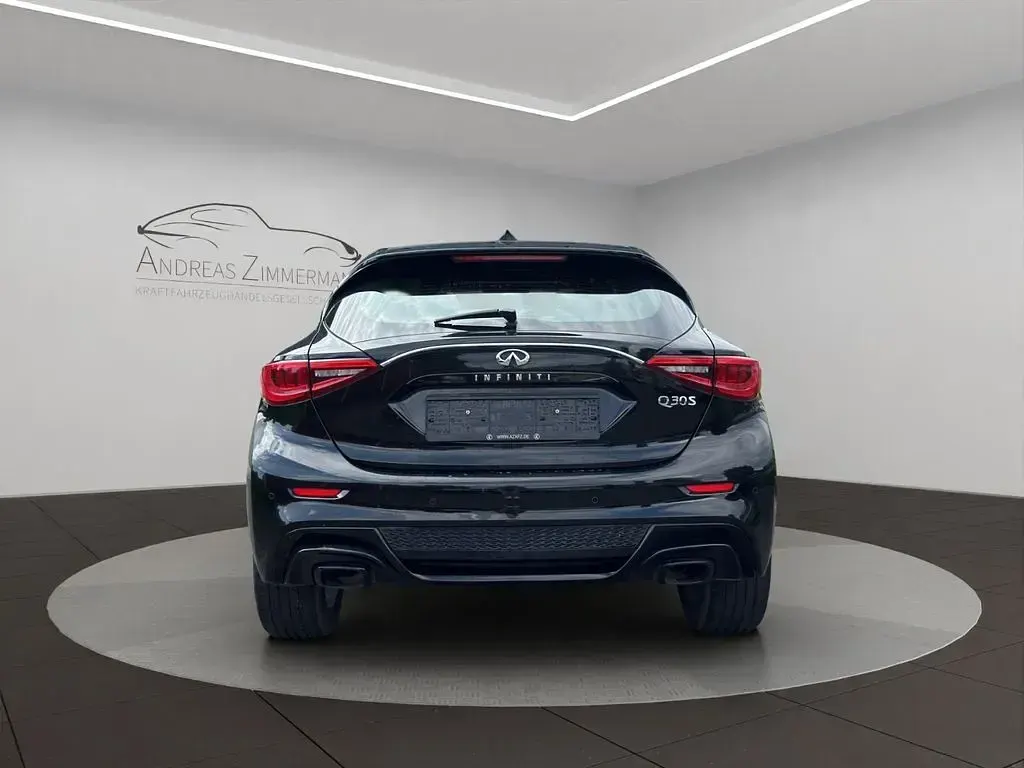 Gebraucht Infiniti Q30 Sport Tech 109 PS (80 kW) 2018 Schwarz Limousine