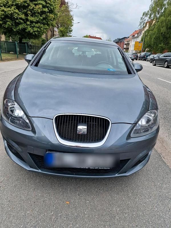 Grau Gebraucht 2012 Seat Leon Limousine | 4.200 € (Guter Preis) - Bild 1/4