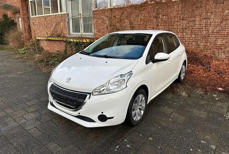 Weiß Gebraucht 2015 Peugeot 208 Kleinwagen | 4.790 € (Guter Preis) - Bild 1/4