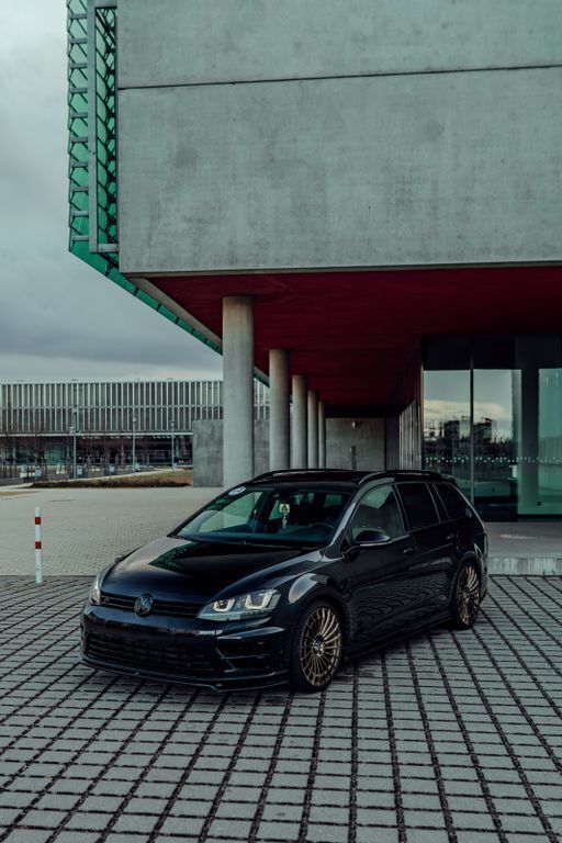 Schwarz Gebraucht 2015 VW Golf VII R Kombi | 19.900 € (Teuer) - Bild 1/4