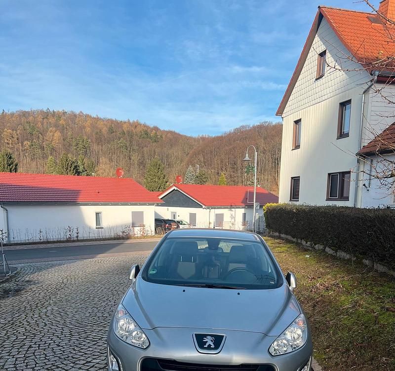 Grau Gebraucht 2011 Peugeot 308 Kleinwagen | 2.850 € (Fairer Preis) - Bild 1/4