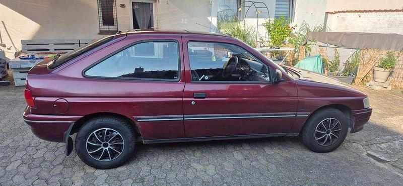 Rot Gebraucht 1994 Ford Escort Kleinwagen | 650 € - Bild 1/4