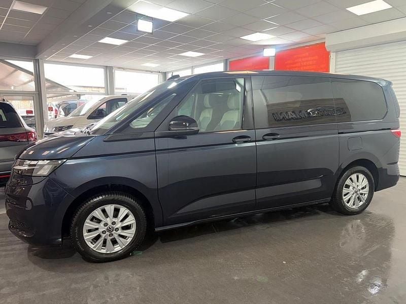 Second-hand VW Multivan Basis 150 CP (110 kW) 2024 Albastru Monovolum