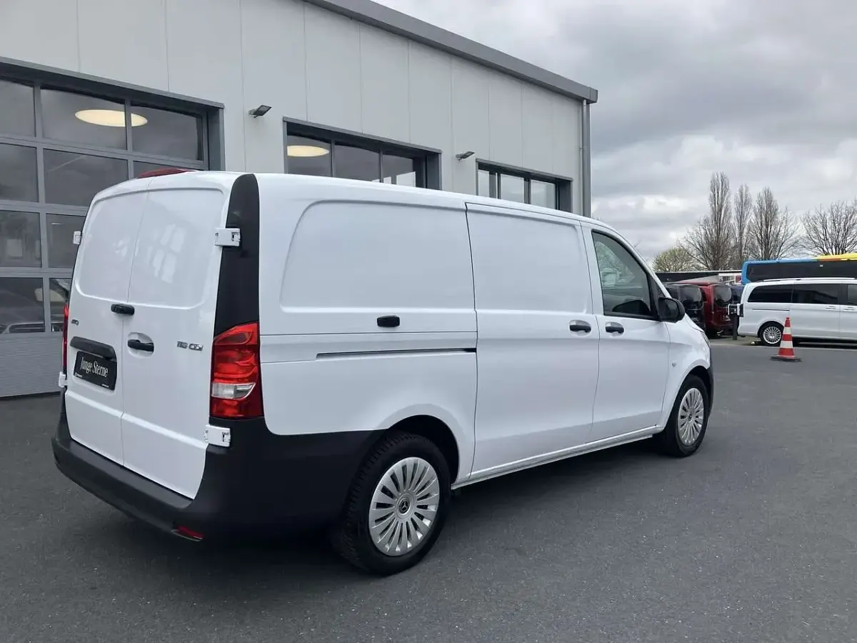 Gebraucht Mercedes Vito 163 PS (119 kW) 2024 Arktikweiß Van