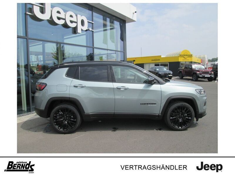 Gebraucht Jeep Compass Limited 181 PS (133 kW) 2022 Azure green/dach schwarz (metallic) SUV