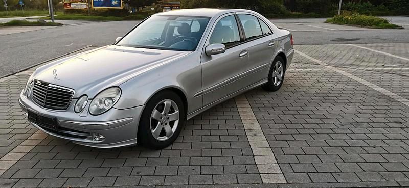 Silber Gebraucht 2004 Mercedes E280 Avantgarde Limousine | 7.999 € (Fairer Preis) - Bild 1/4