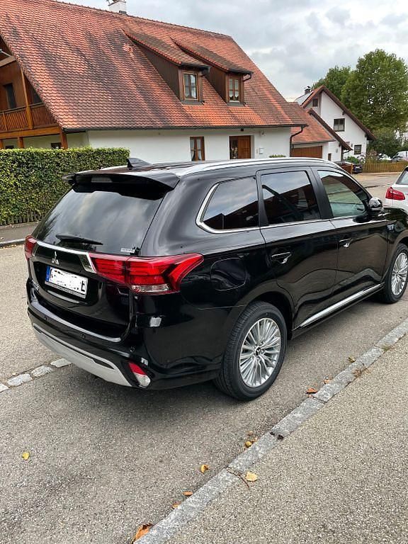 Gebraucht Mitsubishi Outlander P-HEV Top 224 PS (164 kW) 2021 Schwarz SUV