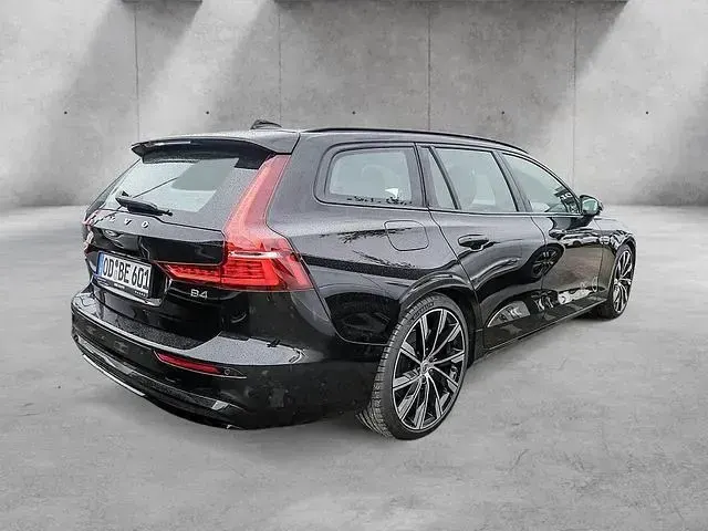 Gebraucht Volvo V60 Plus 197 PS (144 kW) 2025 Schwarz Kombi