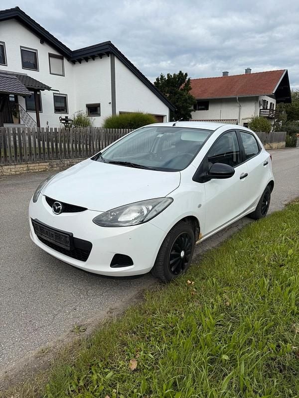 Weiß Gebraucht 2009 Mazda 2 Kleinwagen | 1.700 € (Guter Preis) - Bild 1/4