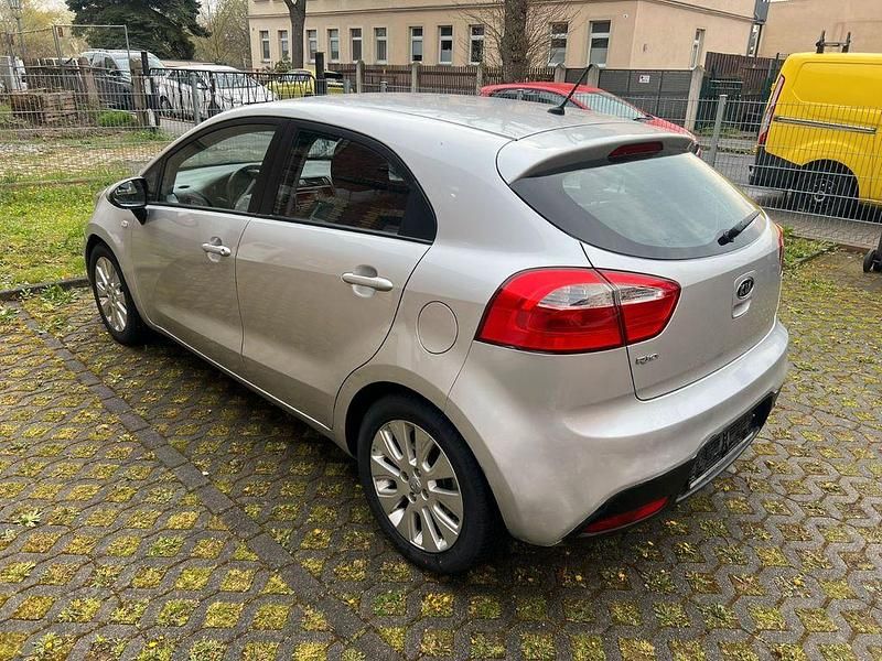 Gebraucht Kia Rio 109 PS (80 kW) 2011 Silber Limousine