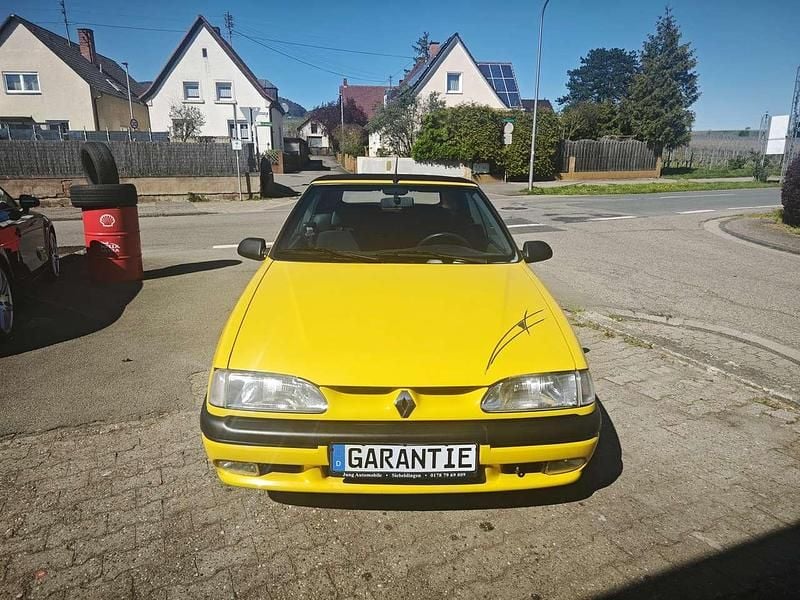 Usado Renault 19 90 CV (66 kW) 1996 Amarillo Descapotable