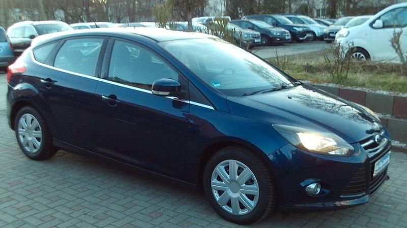 Gebraucht Ford Focus Champions Edition 125 PS (91 kW) 2013 Blau Limousine