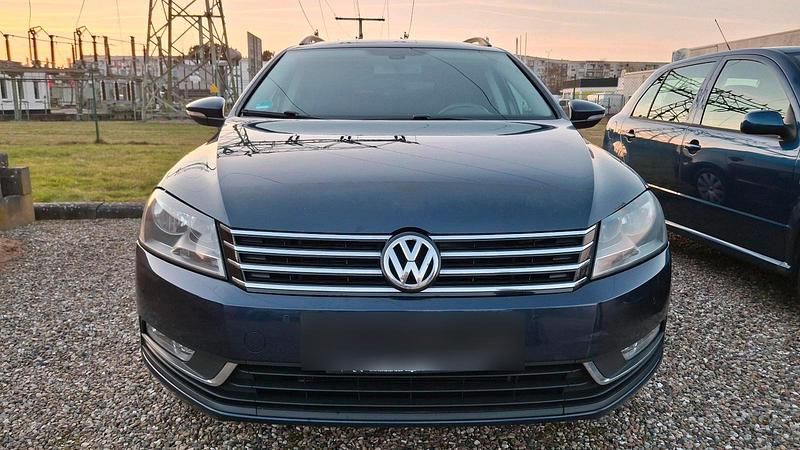 Gebraucht VW Passat 140 PS (102 kW) 2013 Blau Kombi