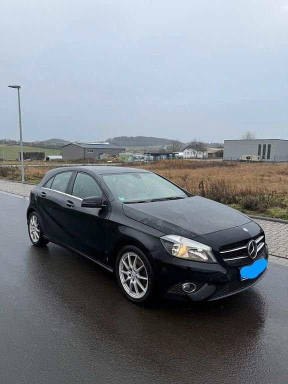Gebraucht Mercedes A180 122 PS (89 kW) 2015 Schwarz Limousine