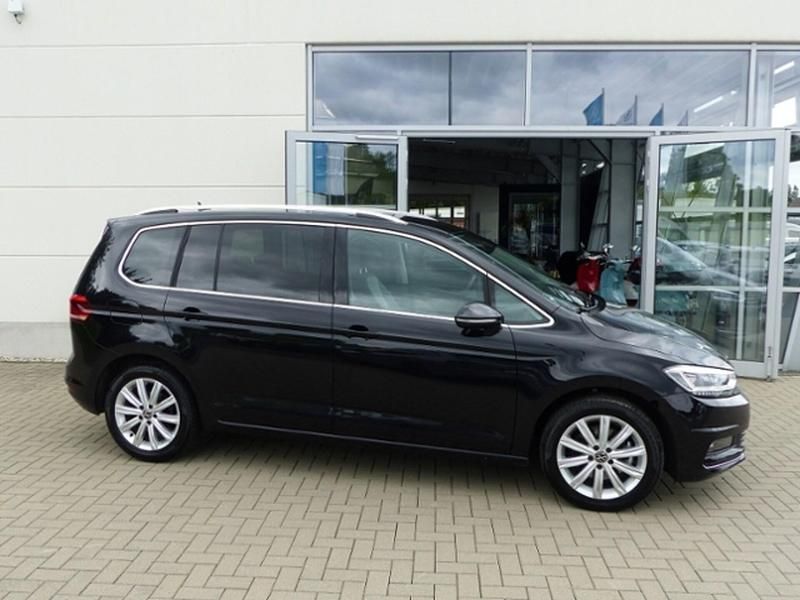 Gebraucht VW Touran Highline 150 PS (110 kW) 2024 Schwarz Van / Kleinbus
