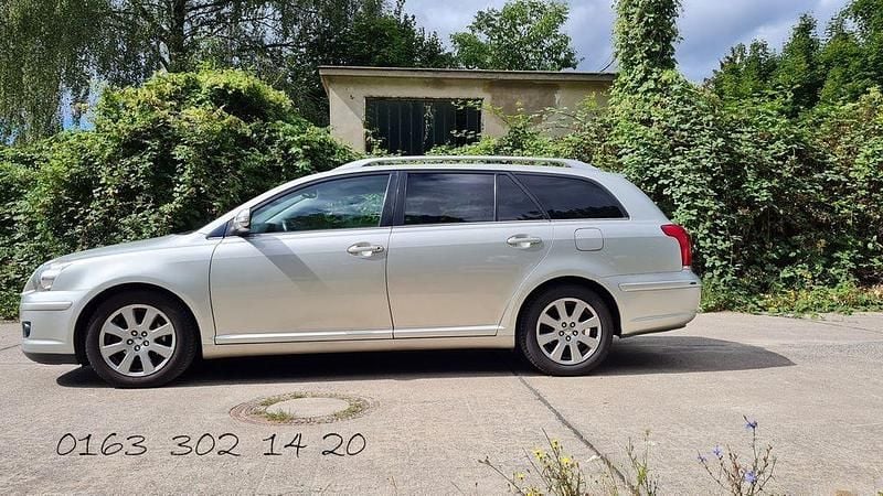 Silber (metallic) Gebraucht 2009 Toyota Avensis Kombi | 5.000 € (Fairer Preis) - Bild 1/4