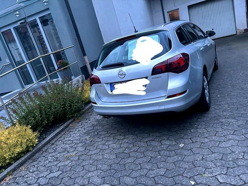 Grün Gebraucht 2011 Opel Adam Kleinwagen | 7.500 € - Bild 1/4