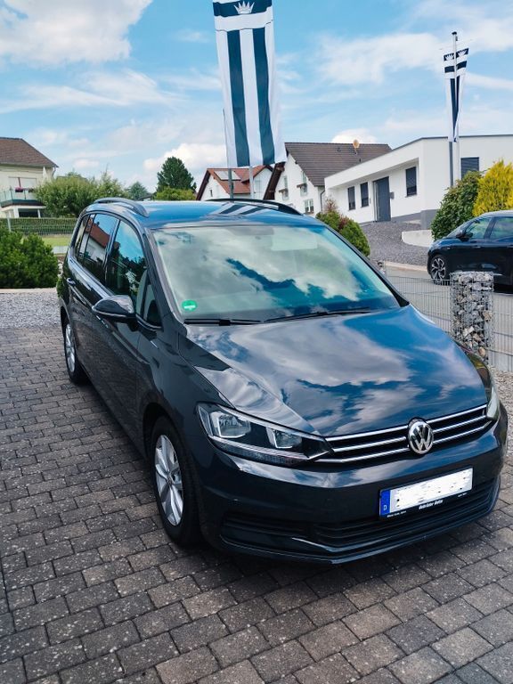 Grau Gebraucht 2017 VW Touran Comfortline Van / Kleinbus | 16.990 € (Fairer Preis) - Bild 1/4