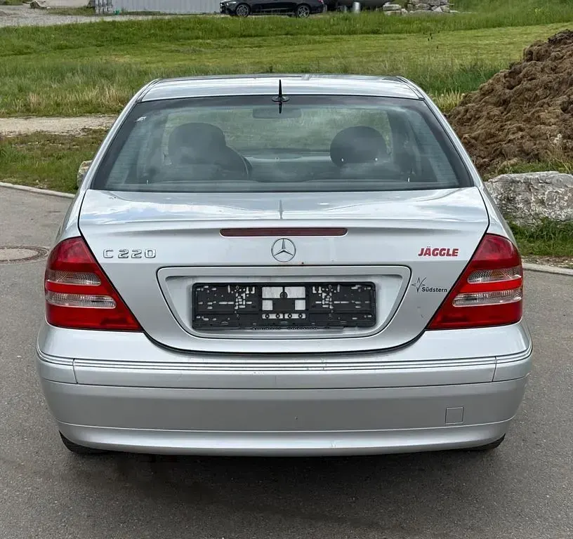 Second-hand Mercedes C220 Elegance 143 CP (105 kW) 2004 Argintiu Berlinǎ