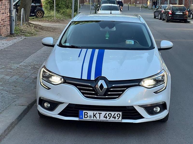 Weiß Gebraucht 2018 Renault Mégane IV Bose Edition Limousine | 11.100 € (Fairer Preis) - Bild 1/4