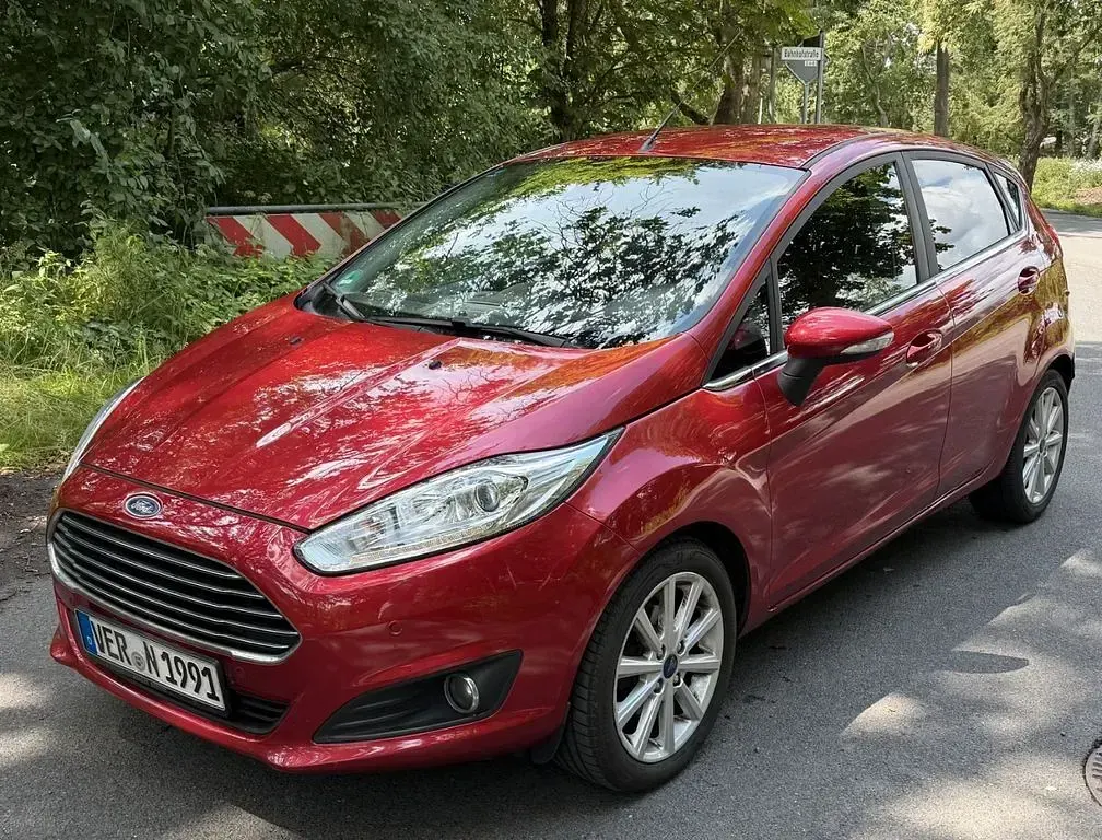 Gebraucht Ford Fiesta Titanium 95 PS (69 kW) 2017 Rot Kleinwagen