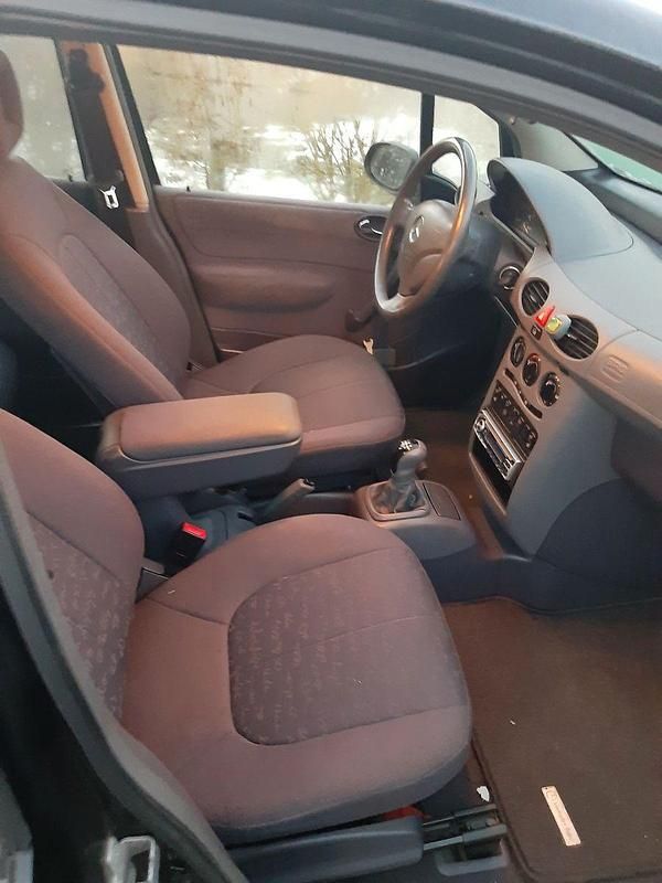 Second-hand Mercedes 190 125 CP (91 kW) 2000 Negru Berlinǎ