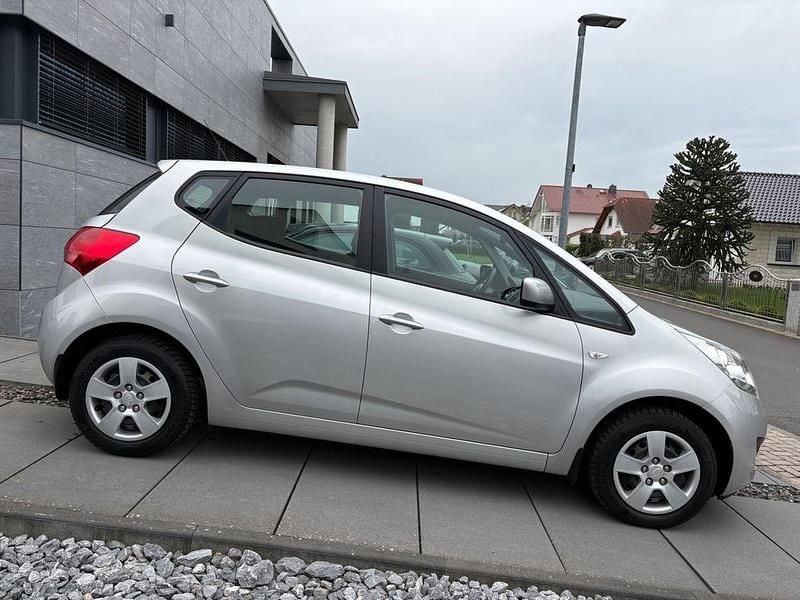 Gebraucht Kia Venga Attract 90 PS (66 kW) 2013 Silber Kleinwagen