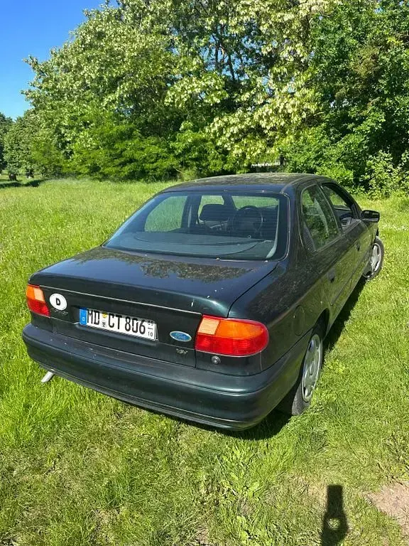 Używany Ford Mondeo 111 KM (81 kW) 1996 Czarny Sedan/Limuzyna