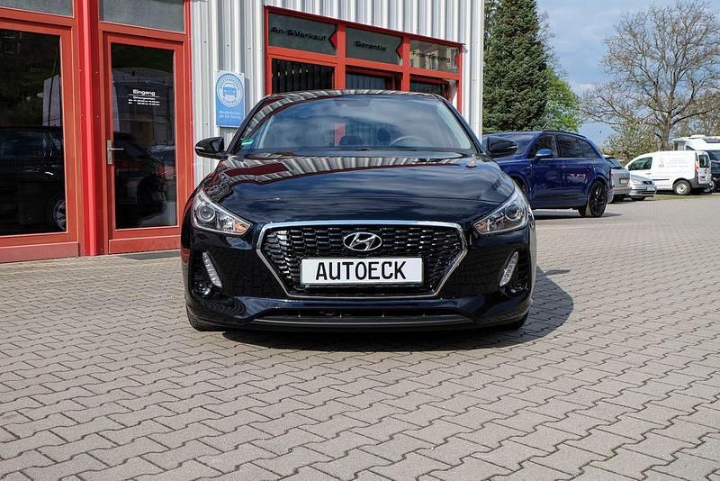 Gebraucht Hyundai i30 Select 101 PS (74 kW) 2018 Schwarz Limousine
