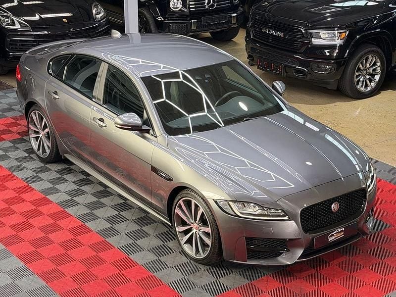Grau Gebraucht 2016 Jaguar XF Portfolio Limousine | 15.895 € (Fairer Preis) - Bild 1/4