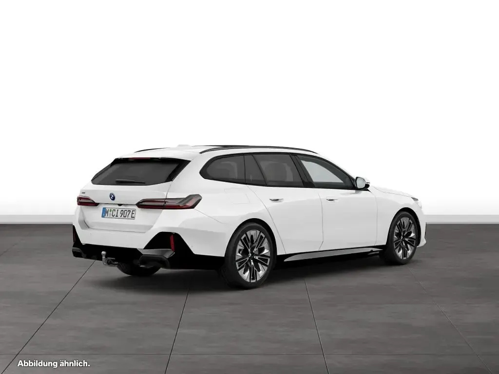 Gebraucht BMW 550e 489 PS (359 kW) 2026 Weiß Kombi
