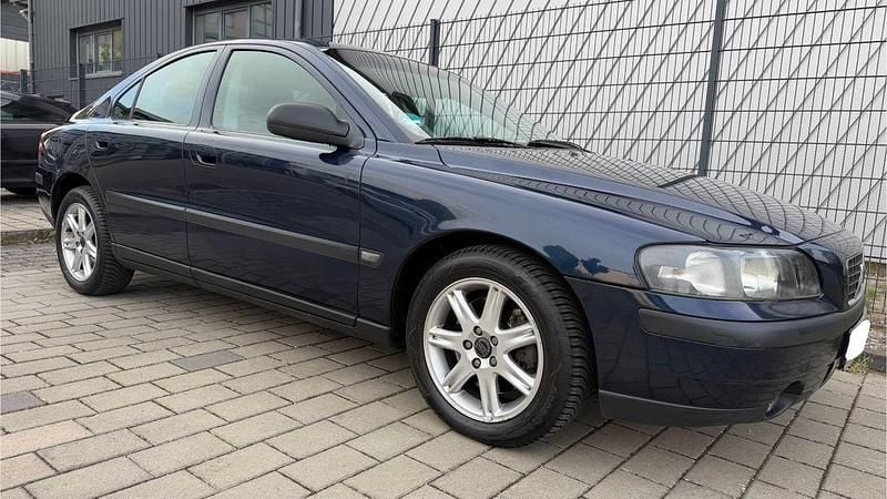 Blau Gebraucht 2002 Volvo S60 Limousine | 6.990 € - Bild 1/4