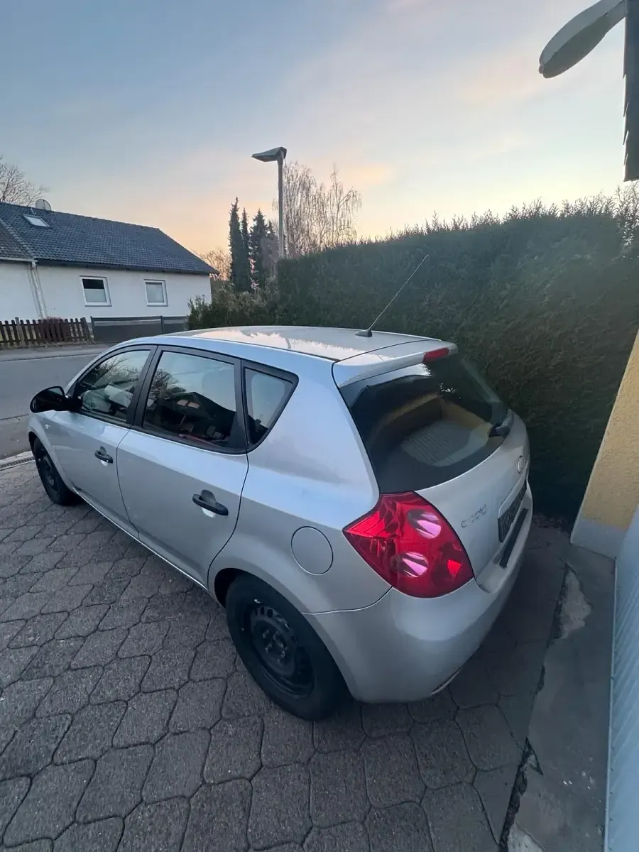 Second-hand Kia Ceed LX 109 CP (80 kW) 2008 Gri Hatchback