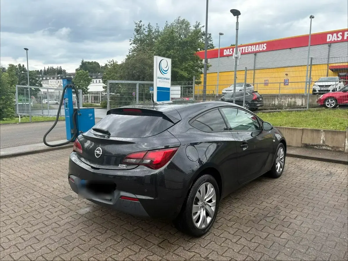Gebraucht Opel Astra GTC Edition 101 PS (74 kW) 2012 Schwarz Coupé