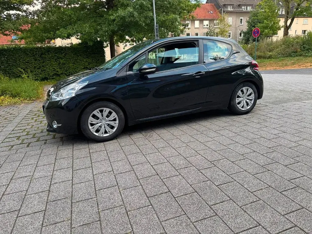 Gebraucht Peugeot 208 Active 95 PS (69 kW) 2012 Schwarz Kleinwagen