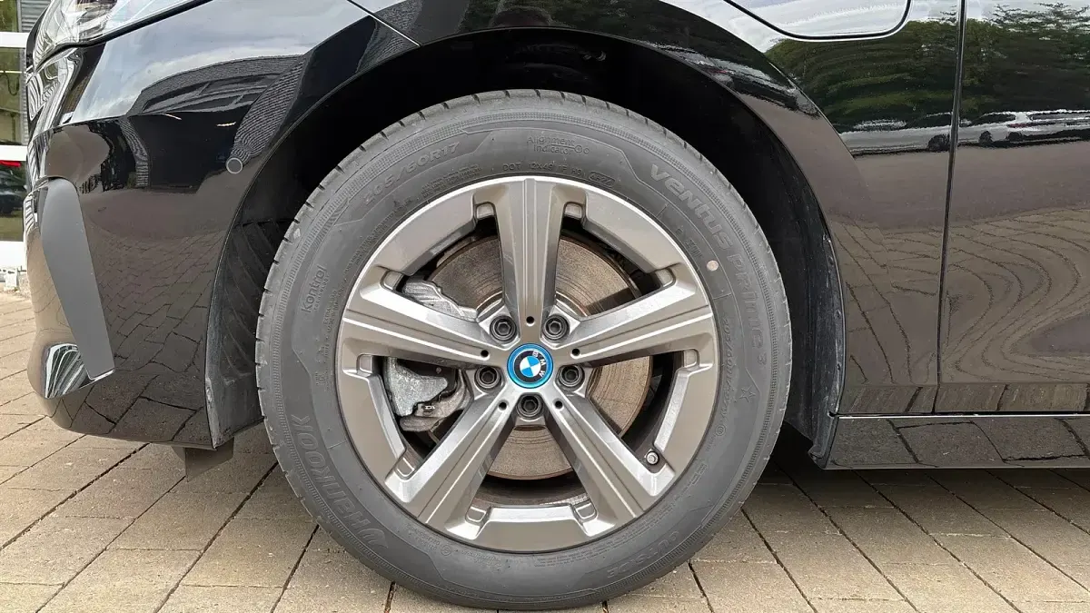 Gebraucht BMW 230e Active Tourer Efficient Dynamics 326 PS (239 kW) 2025 Schwarz uni Van / Kleinbus