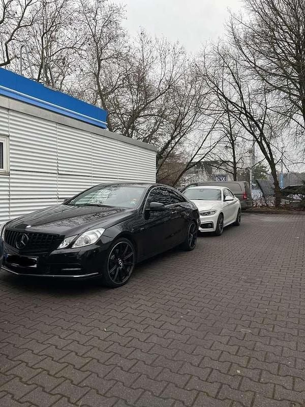 Używany Mercedes E300 Elegance 252 KM (185 kW) 2011 Czarny Coupe