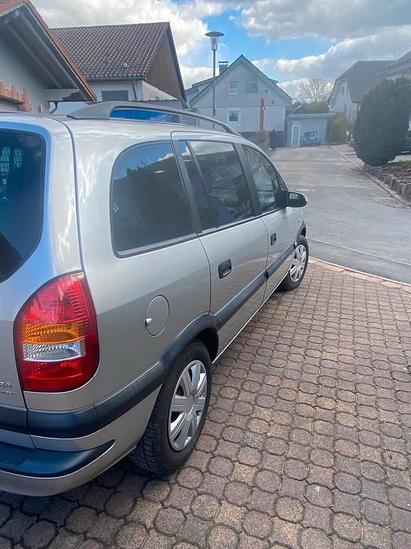 Gebraucht Opel Zafira 92 PS (67 kW) 2001 Silber Van / Kleinbus