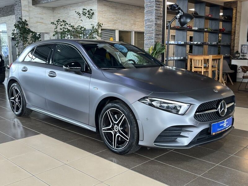 Grau Gebraucht 2021 Mercedes A250 AMG line Limousine | 27.440 € (Fairer Preis) - Bild 1/4