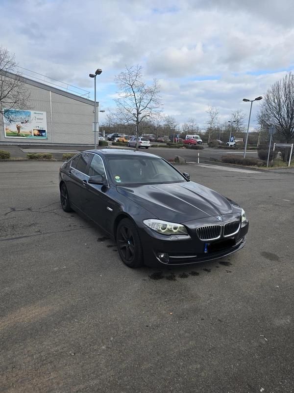 Grau Gebraucht 2011 BMW 520 Sport Line Limousine | 11.299 € (Fairer Preis) - Bild 1/4
