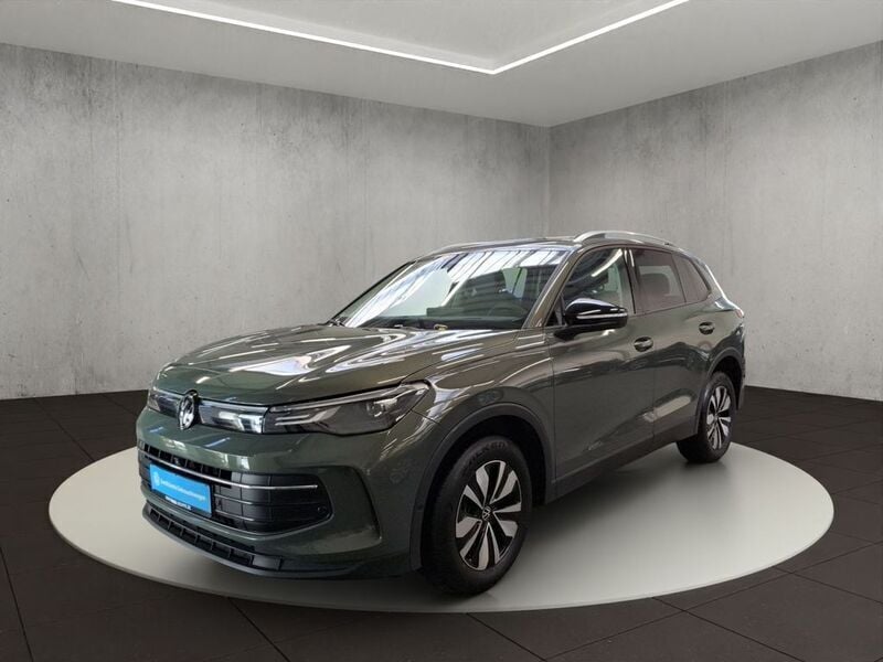 Cipressinogrün metallic Gebraucht 2024 VW Tiguan Life SUV | 42.750 € (Superpreis) - Bild 1/4