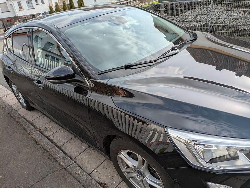 Usado Ford Focus Cool & Connect 101 HP (74 kW) 2019 Preto Sedan